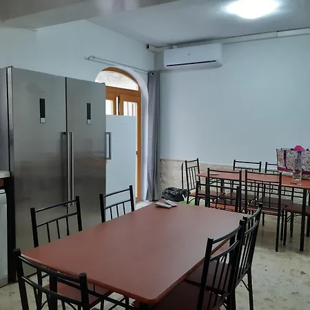 Large Spacious Terraced House On 3 Floors *